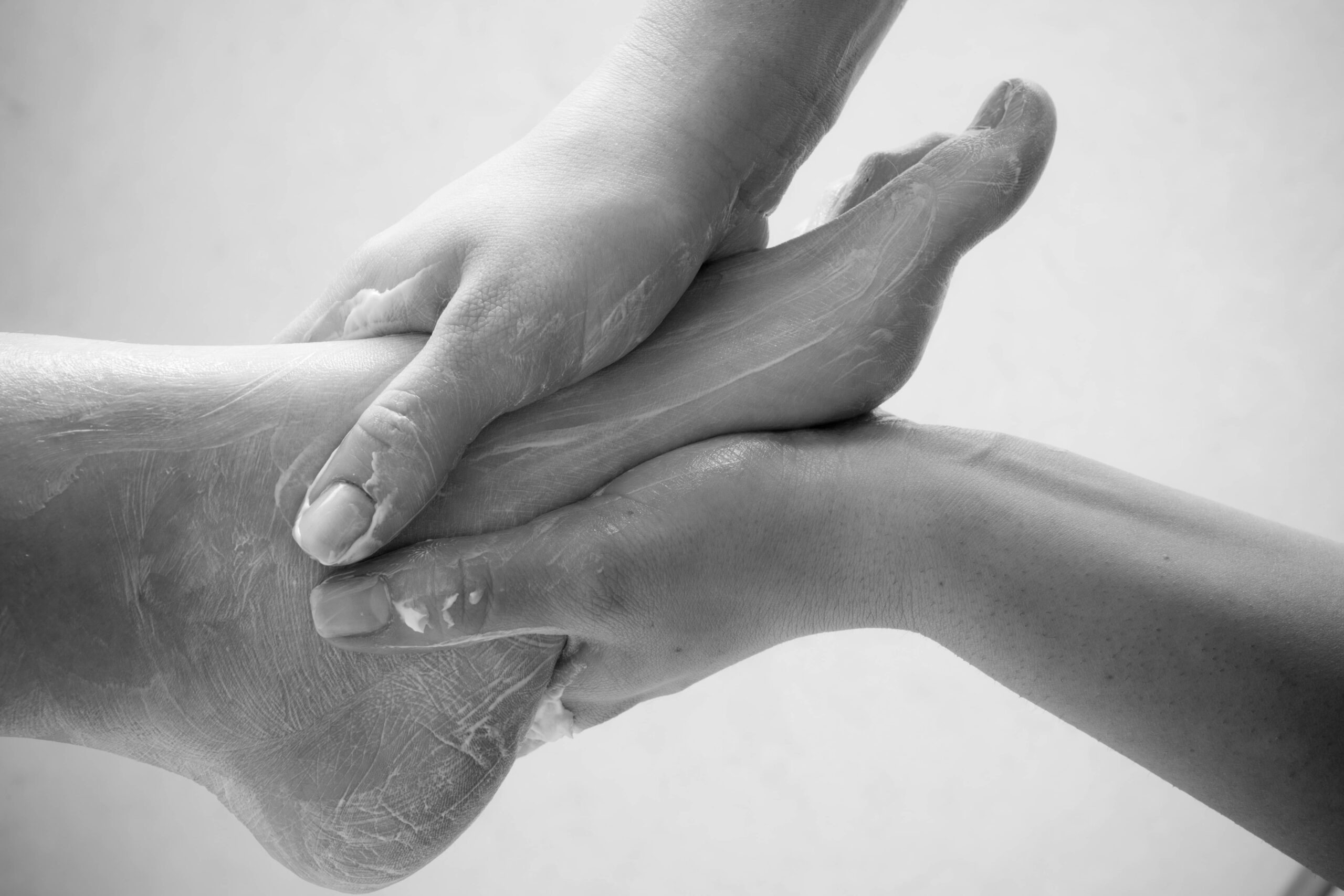 massage soigné de pied avec de la crème hydratente